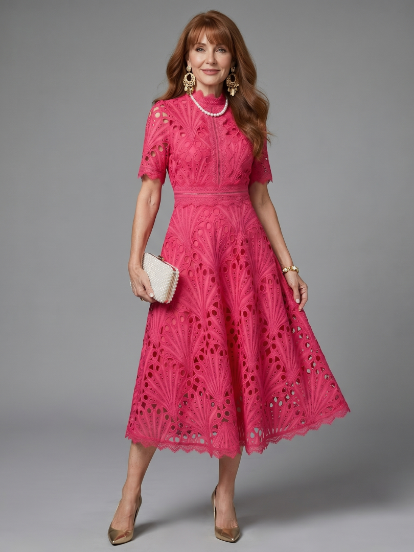 Auvelle | Robe midi ajustée en dentelle œillets à manches courtes