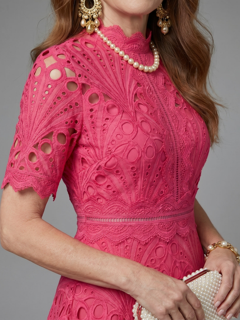 Auvelle | Robe midi ajustée en dentelle œillets à manches courtes