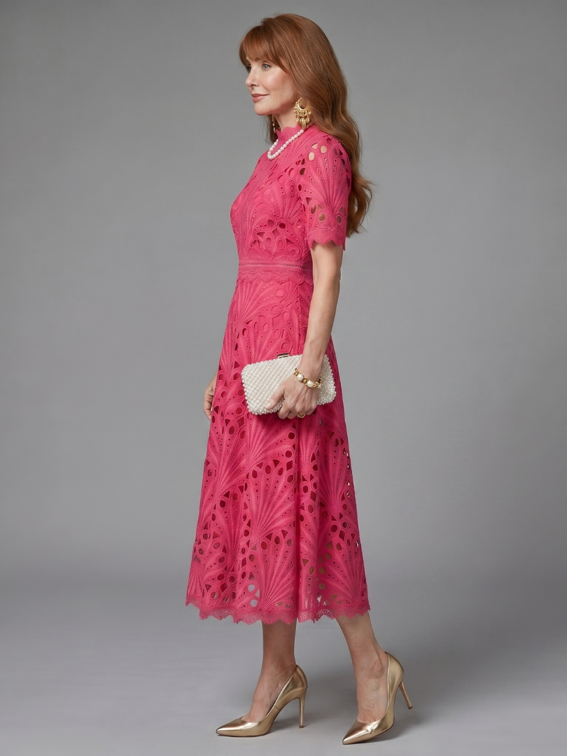 Auvelle | Robe midi ajustée en dentelle œillets à manches courtes