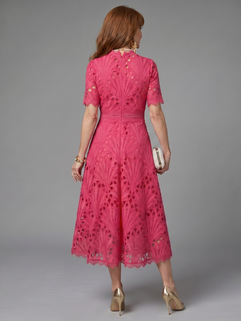 Auvelle | Robe midi ajustée en dentelle œillets à manches courtes